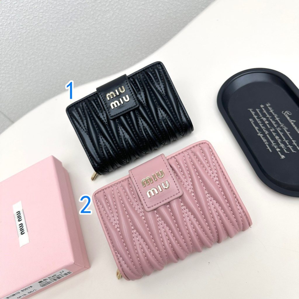 MIU ミュウミュウ 折り財布 ファスナー チェーン ブラック 財布・小物|通勤の日にピンクを実用目線で確認 - 商品画像 1
