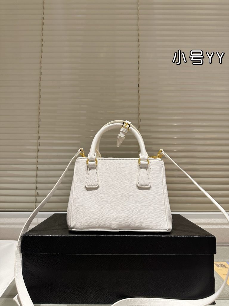 PRADA GALLERIA プラダ ガレリア ミニバッグ ハンドバッグ｜カフェに行く日に選ぶ前に荷物量を見る - 商品画像 8