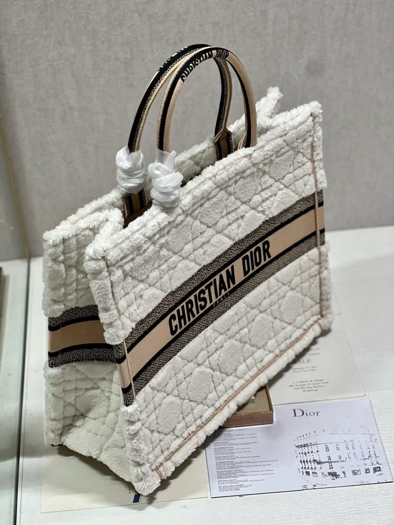ディオール バッグ Dior 定番 Book Tote|旅行の日に白の印象を写真で確認 - 商品画像 2
