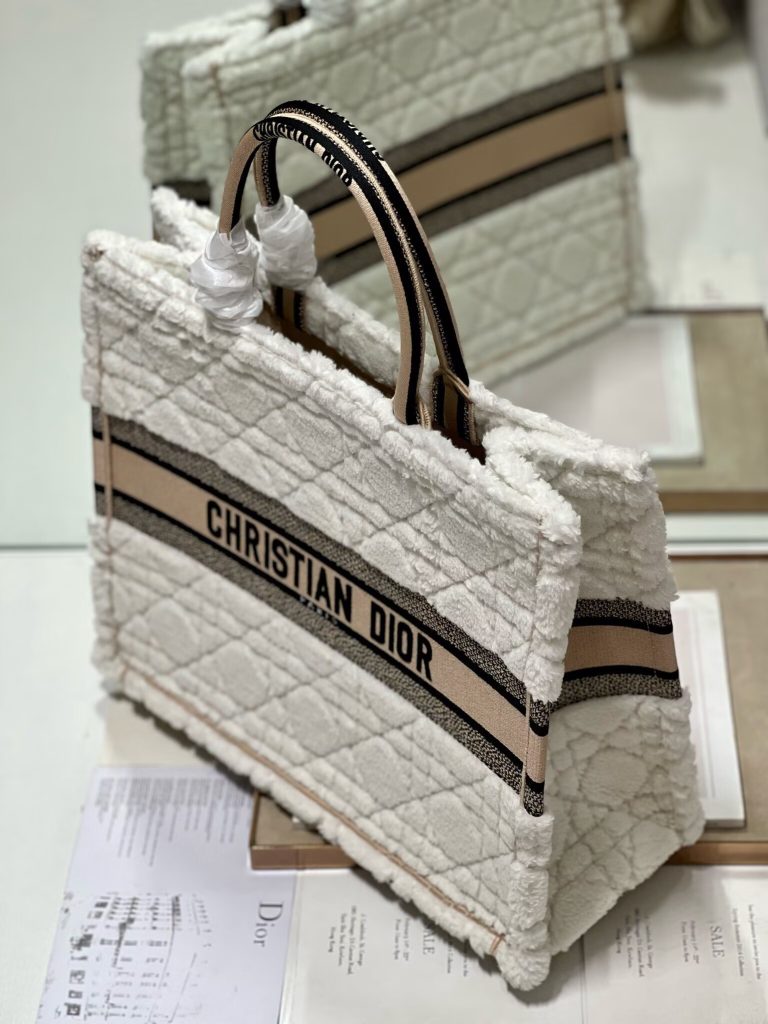 ディオール バッグ Dior 定番 Book Tote|旅行の日に白の印象を写真で確認 - 商品画像 3
