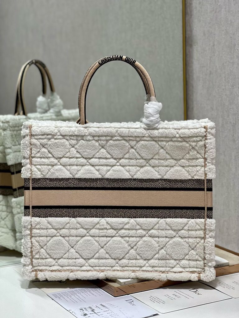 ディオール バッグ Dior 定番 Book Tote|旅行の日に白の印象を写真で確認 - 商品画像 5