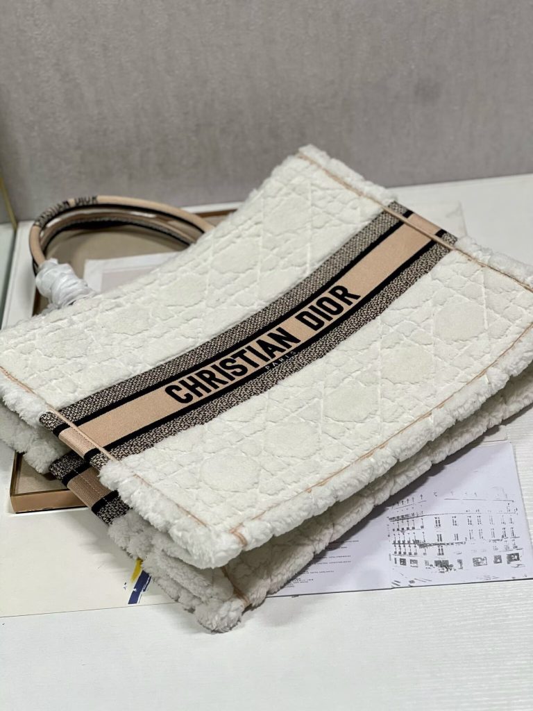 ディオール バッグ Dior 定番 Book Tote|旅行の日に白の印象を写真で確認 - 商品画像 4