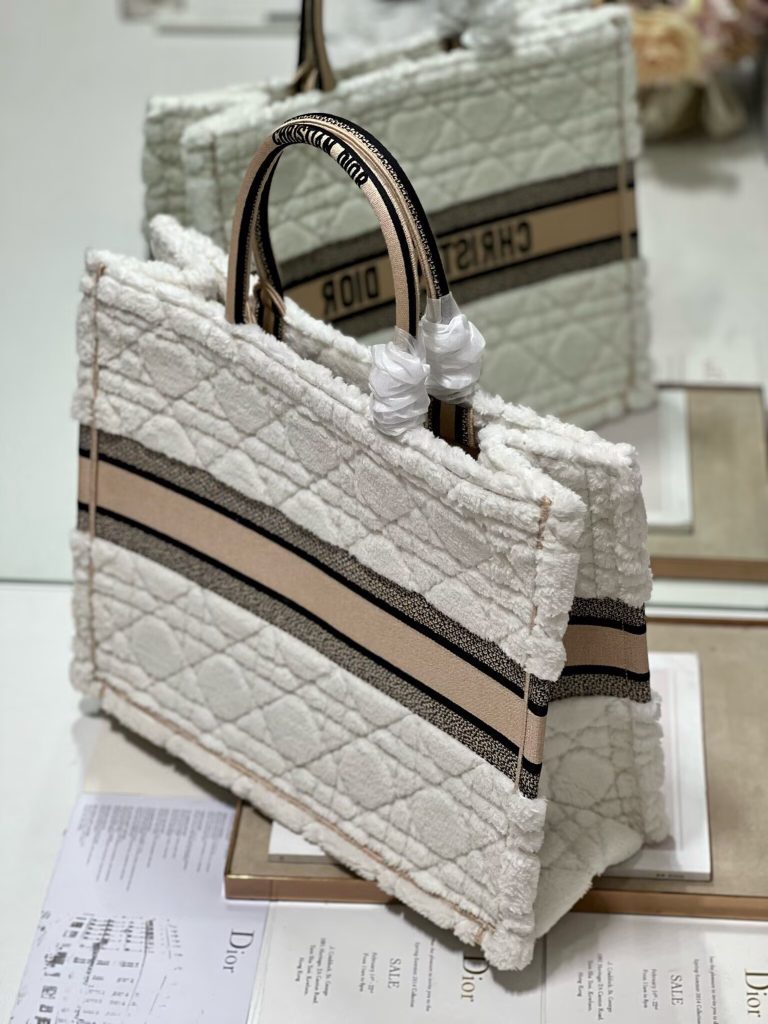 ディオール バッグ Dior 定番 Book Tote|旅行の日に白の印象を写真で確認 - 商品画像 6