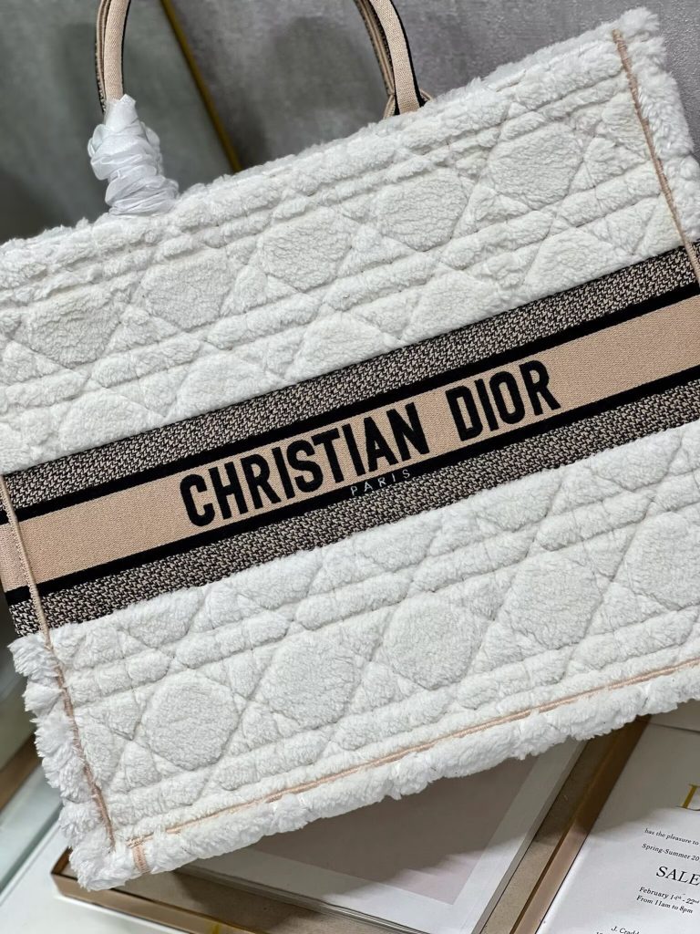 ディオール バッグ Dior 定番 Book Tote|旅行の日に白の印象を写真で確認 - 商品画像 7