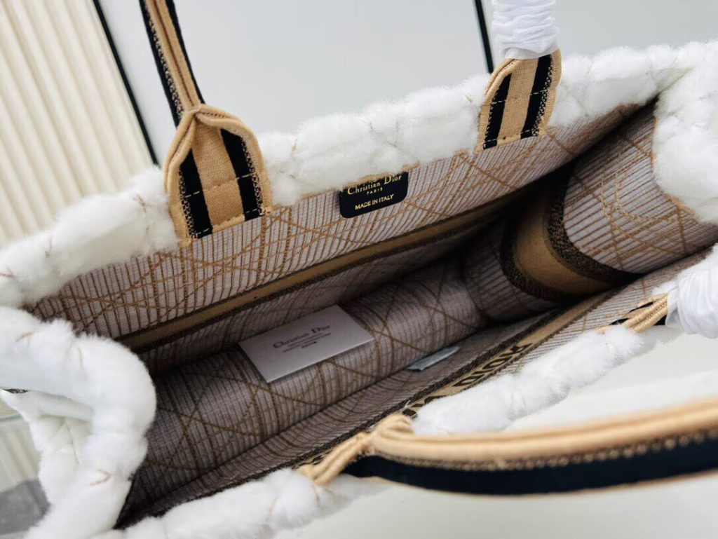 ディオール バッグ Dior 定番 Book Tote|旅行の日に白の印象を写真で確認 - 商品画像 8