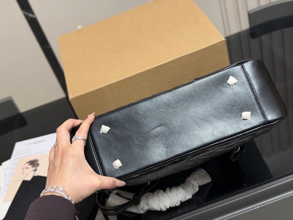 CHANEL シャネル カンボンライン ショルダーバッグ ラムスキン｜週末に黒の印象を写真で確認 - 商品画像 8