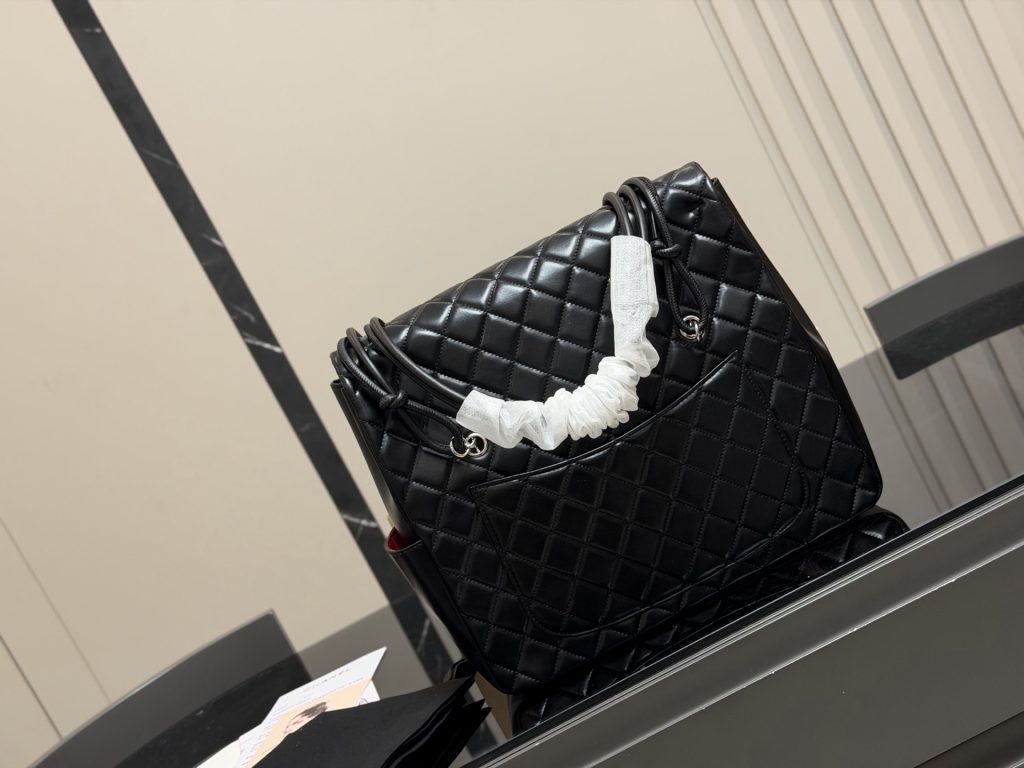 CHANEL シャネル カンボンライン ショルダーバッグ ラムスキン｜週末に黒の印象を写真で確認 - 商品画像 6