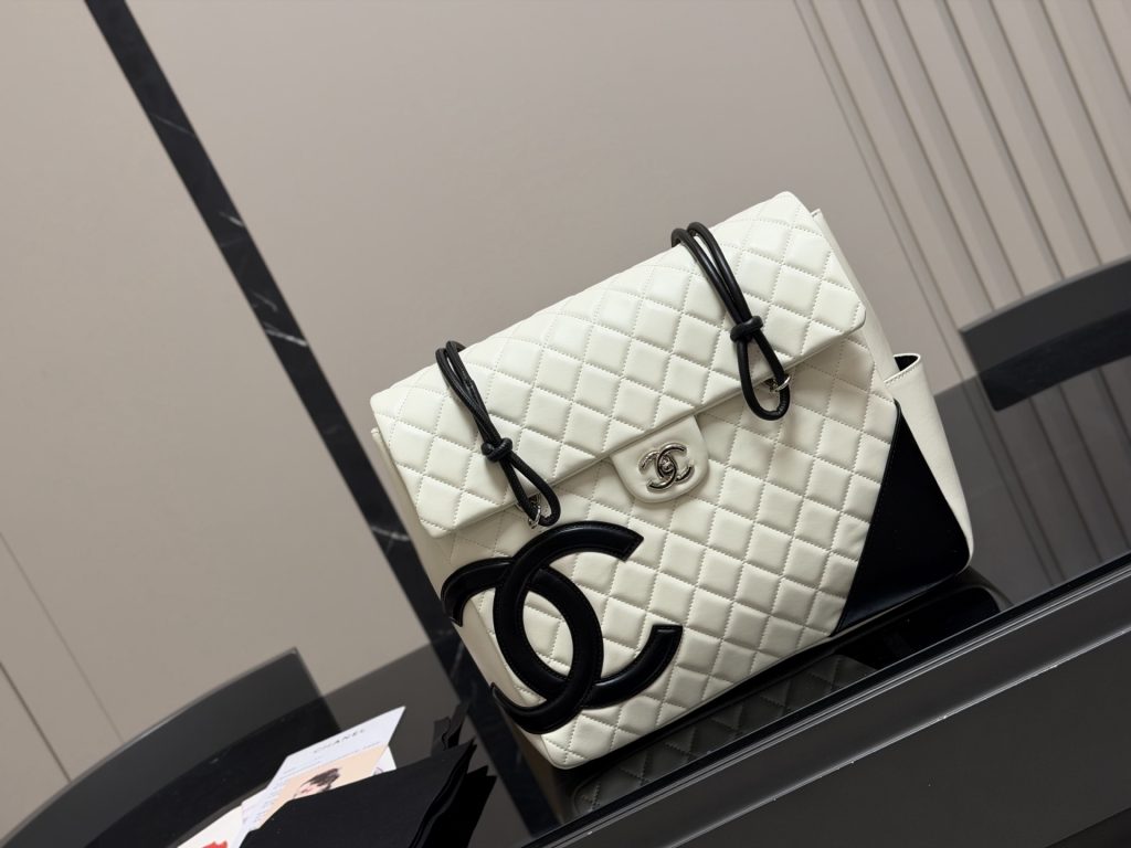 CHANEL シャネル カンボンライン ショルダーバッグ ラムスキン｜週末に黒の印象を写真で確認 - 商品画像 2