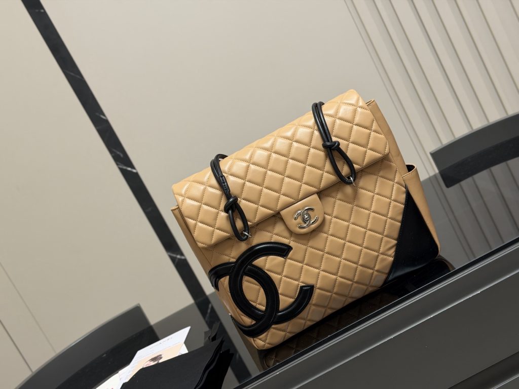CHANEL シャネル カンボンライン ショルダーバッグ ラムスキン｜週末に黒の印象を写真で確認 - 商品画像 4