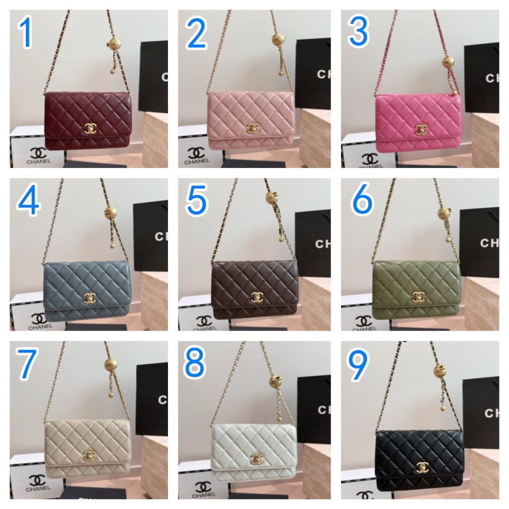 シャネル ホイッスル型 ブラック 19×12.5cm バッグ｜カフェに行く日に素材感を写真で確認 - 商品画像 1