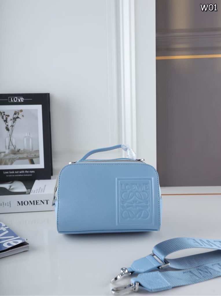LOEWE MINI ロエベ ミニ カメラ クロスボディ バッグ｜仕事帰りに男性向けの印象を写真で確認 - 商品画像 3