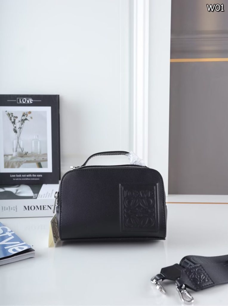 LOEWE MINI ロエベ ミニ カメラ クロスボディ バッグ｜仕事帰りに男性向けの印象を写真で確認 - 商品画像 2