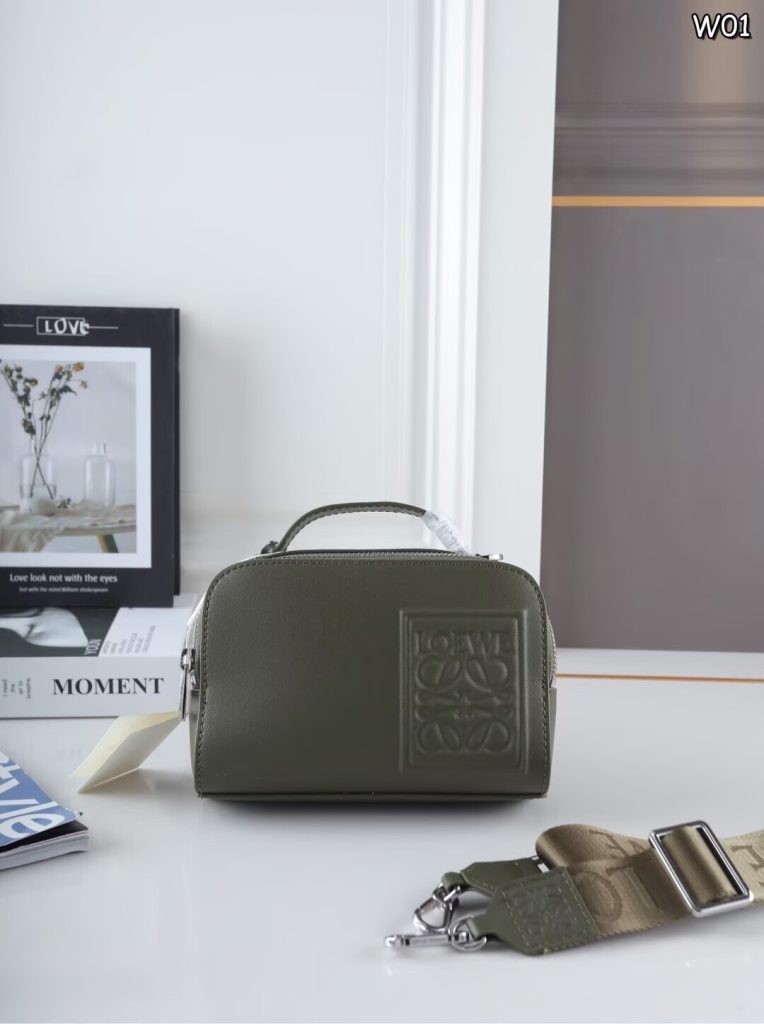 LOEWE MINI ロエベ ミニ カメラ クロスボディ バッグ｜仕事帰りに男性向けの印象を写真で確認 - 商品画像 4