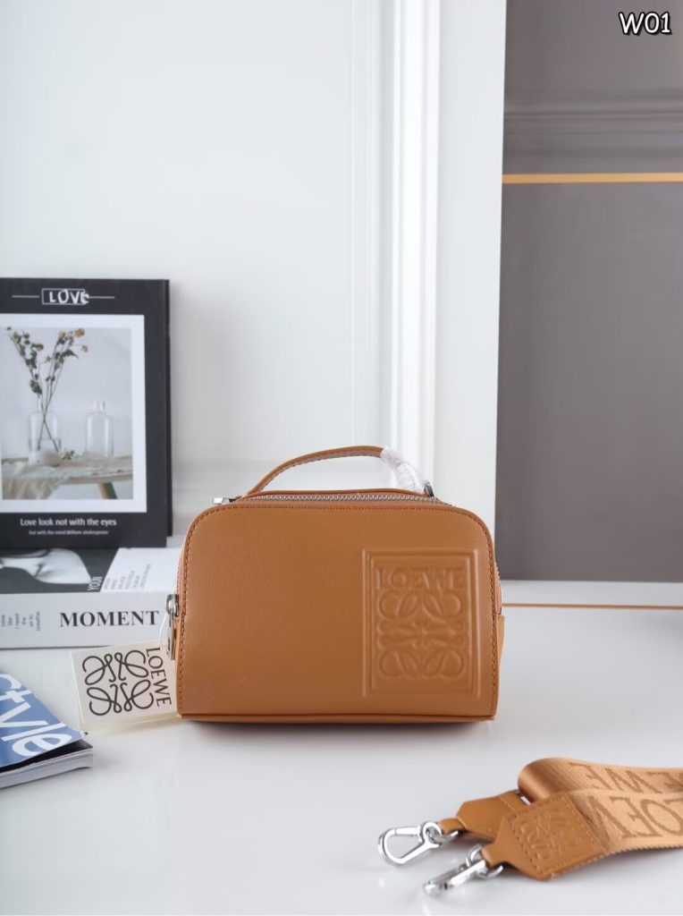 LOEWE MINI ロエベ ミニ カメラ クロスボディ バッグ｜仕事帰りに男性向けの印象を写真で確認 - 商品画像 5