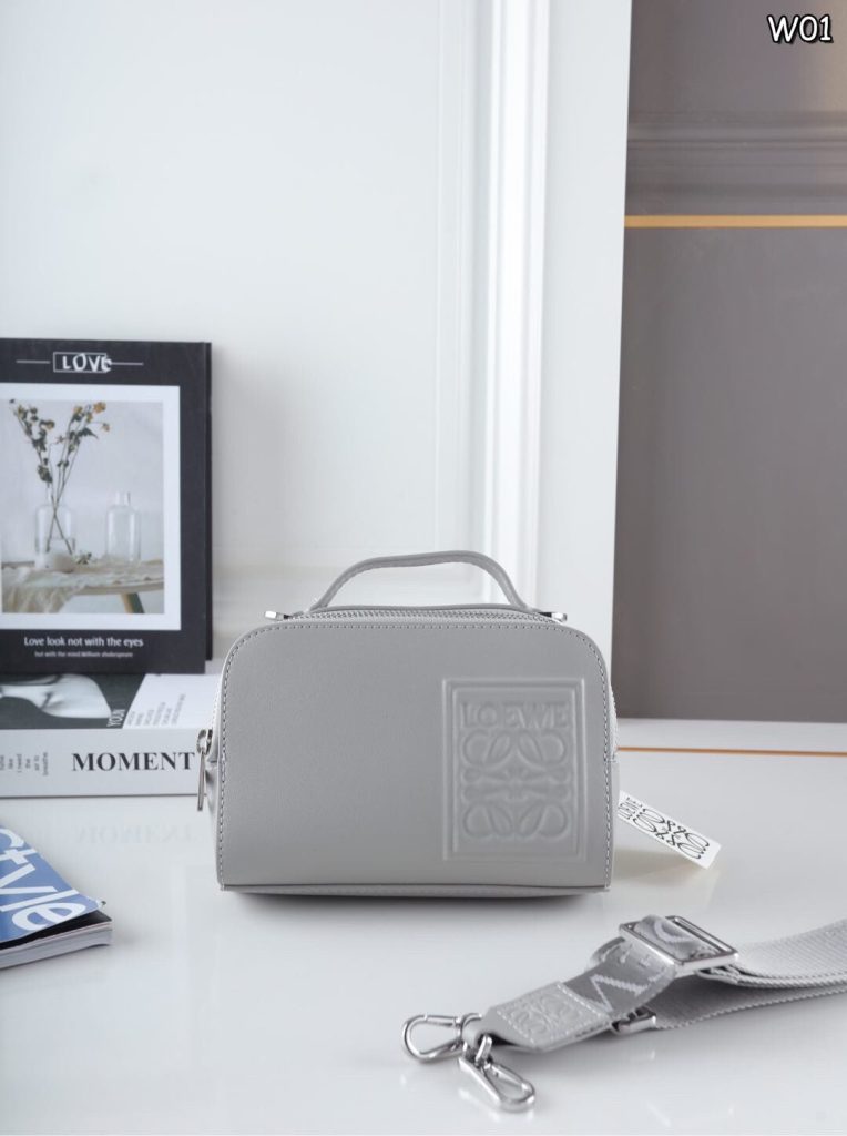 LOEWE MINI ロエベ ミニ カメラ クロスボディ バッグ｜仕事帰りに男性向けの印象を写真で確認 - 商品画像 6
