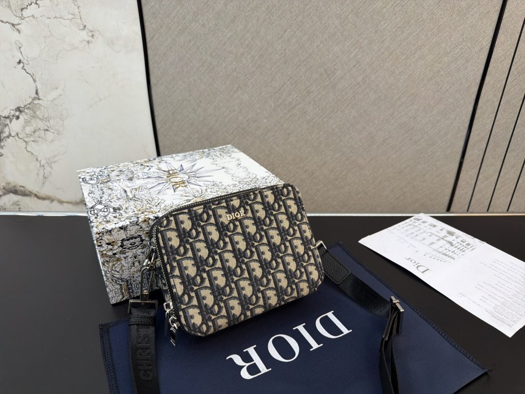 Dior モノグラムバッグ｜写真で比べる色味とボリューム - 商品画像 4