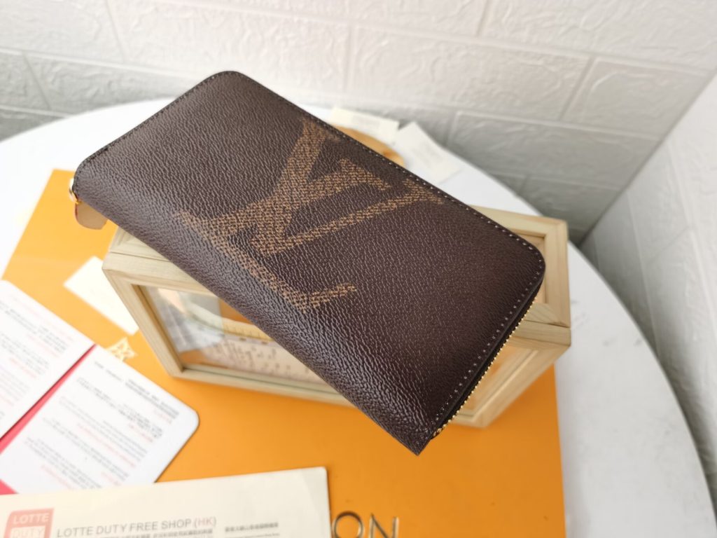 Louis Vuitton　ルイヴィトンジッピーウォレット　ラウンドファスナー長財布(小銭入れあり)　モノグラムジャイアント　LVロゴ - 画像 3