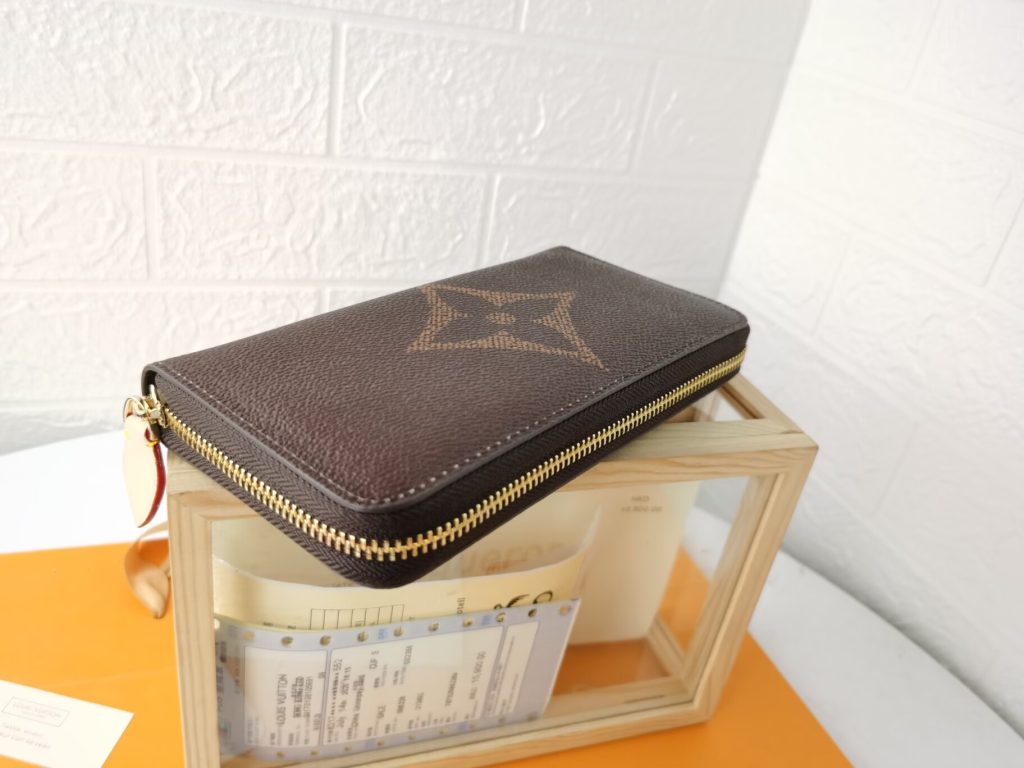 Louis Vuitton　ルイヴィトンジッピーウォレット　ラウンドファスナー長財布(小銭入れあり)　モノグラムジャイアント　LVロゴ - 画像 4