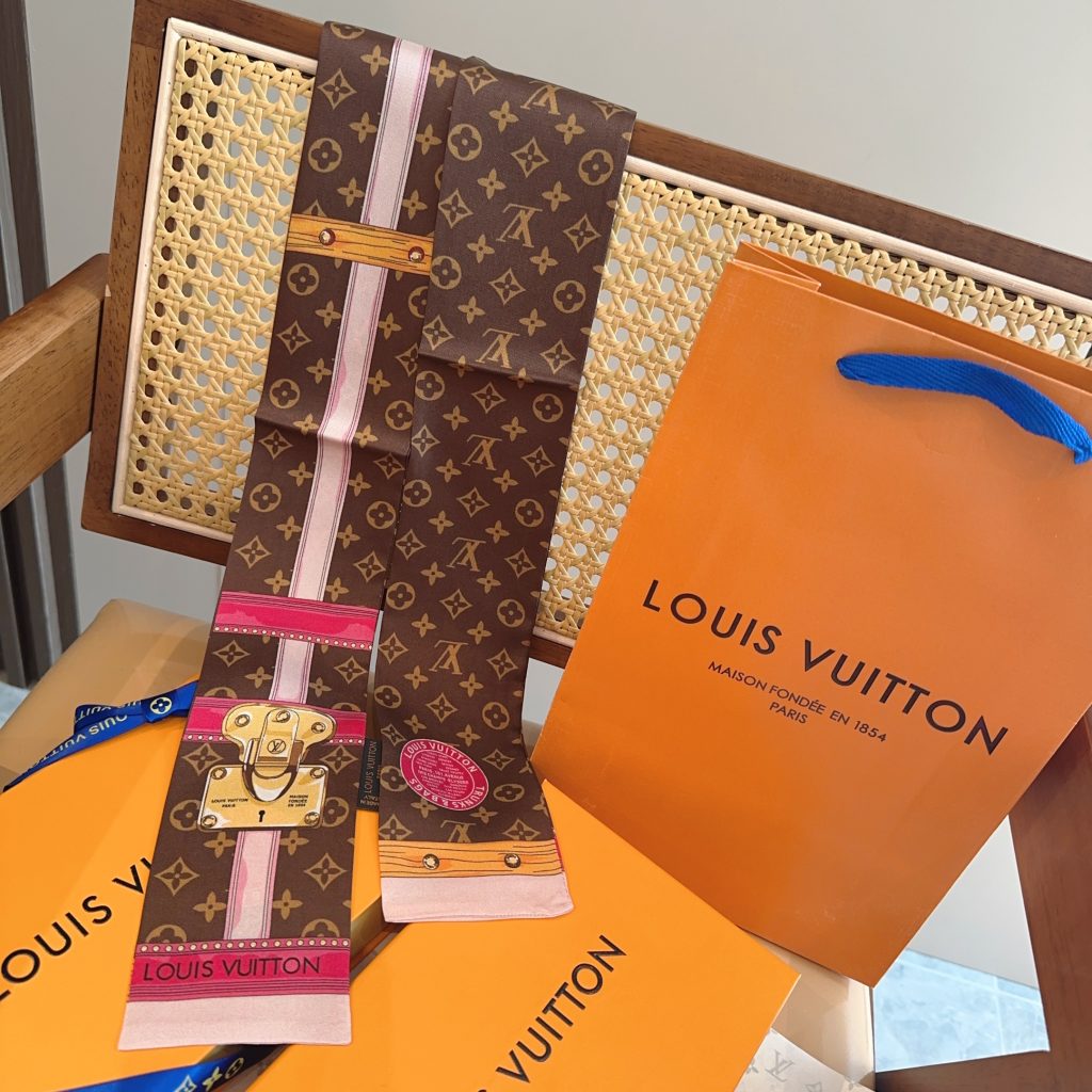 上品コーデ◎　LOUIS VUITTON　ルイヴィトン　バンドー　モノグラム/ダミエ　 細長スカーフ　ツイリースカーフ　シルク100％ - 画像 3