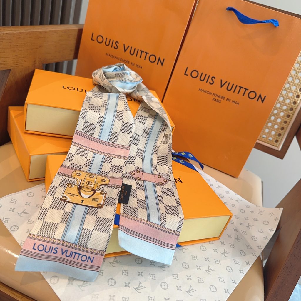 上品コーデ◎　LOUIS VUITTON　ルイヴィトン　バンドー　モノグラム/ダミエ　 細長スカーフ　ツイリースカーフ　シルク100％ - 画像 4