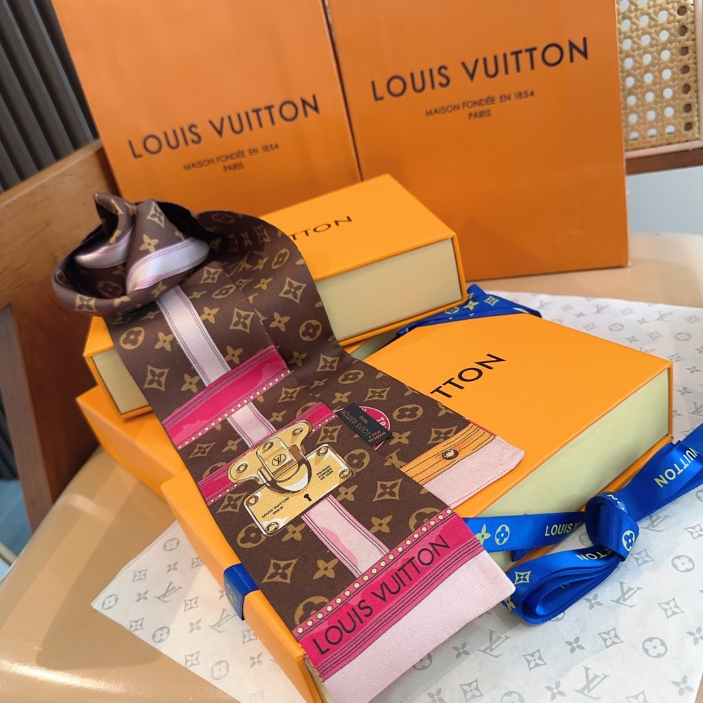 上品コーデ◎　LOUIS VUITTON　ルイヴィトン　バンドー　モノグラム/ダミエ　 細長スカーフ　ツイリースカーフ　シルク100％ - 画像 2