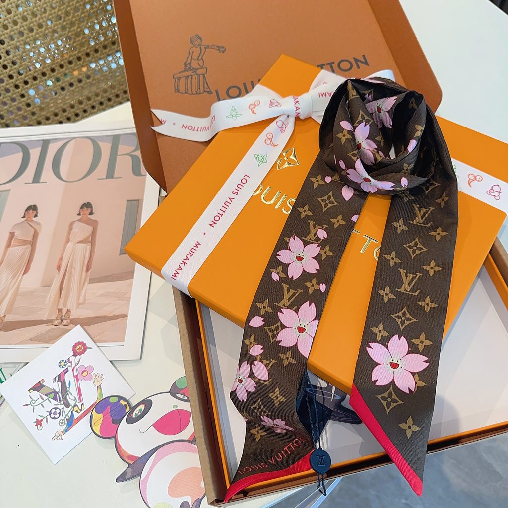 LOUIS VUITTON　ルイヴィトン　バンドー　村上隆コラボ　スカーフ　LV × TM　バンドーさくらシリーズ　モノグラム　ヘアアクセサリー　バックチャーム - 画像 4
