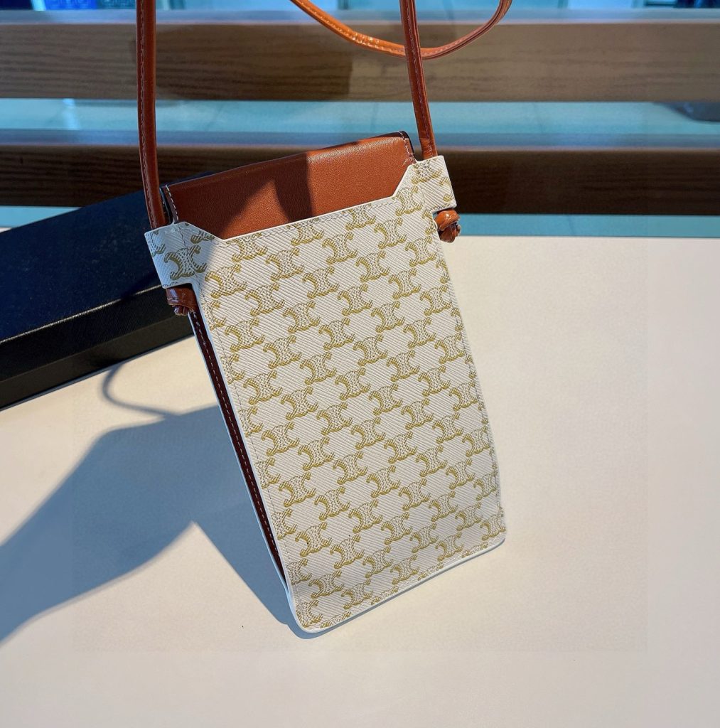 🌟大人気！CELINE（セリーヌ）トリオンフ　フォンポーチ　モバイルショルダーポーチ　ショルダーバッグ 　男女兼用🌟 - 画像 6