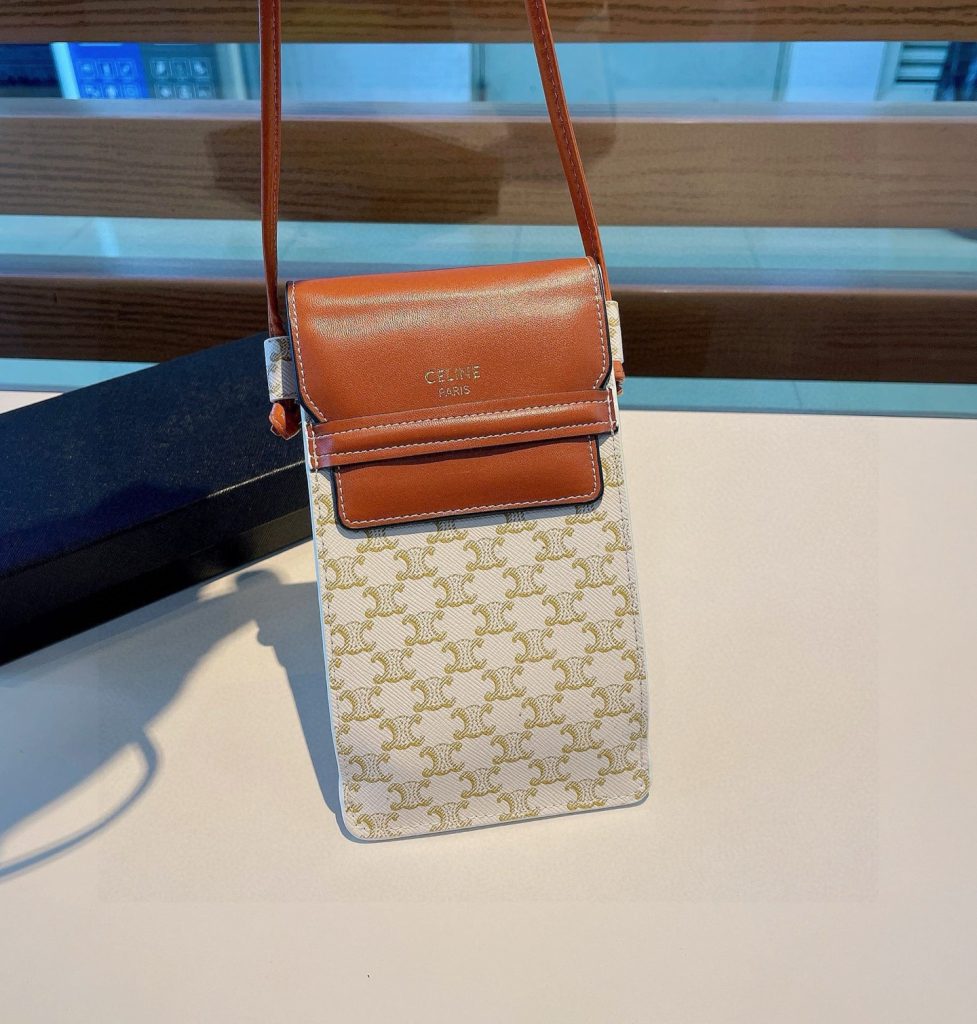 🌟大人気！CELINE（セリーヌ）トリオンフ　フォンポーチ　モバイルショルダーポーチ　ショルダーバッグ 　男女兼用🌟 - 画像 5
