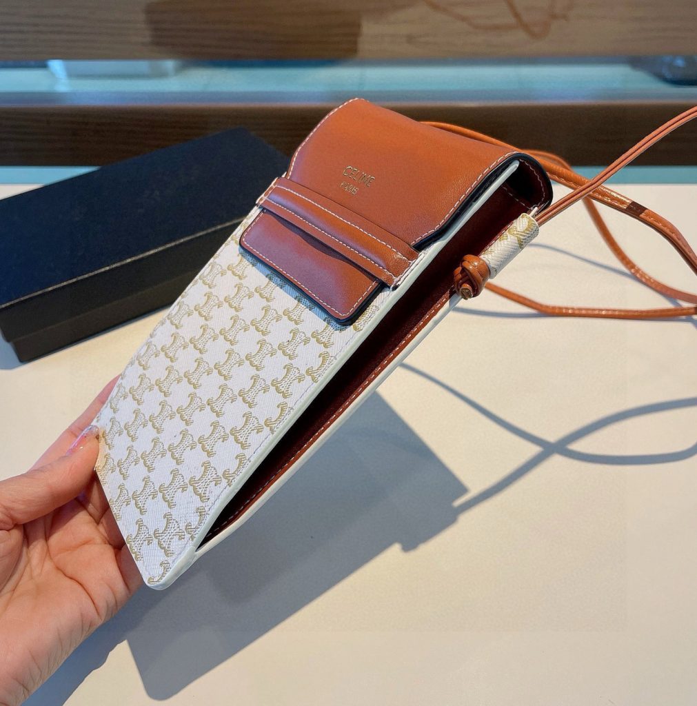 🌟大人気！CELINE（セリーヌ）トリオンフ　フォンポーチ　モバイルショルダーポーチ　ショルダーバッグ 　男女兼用🌟 - 画像 7