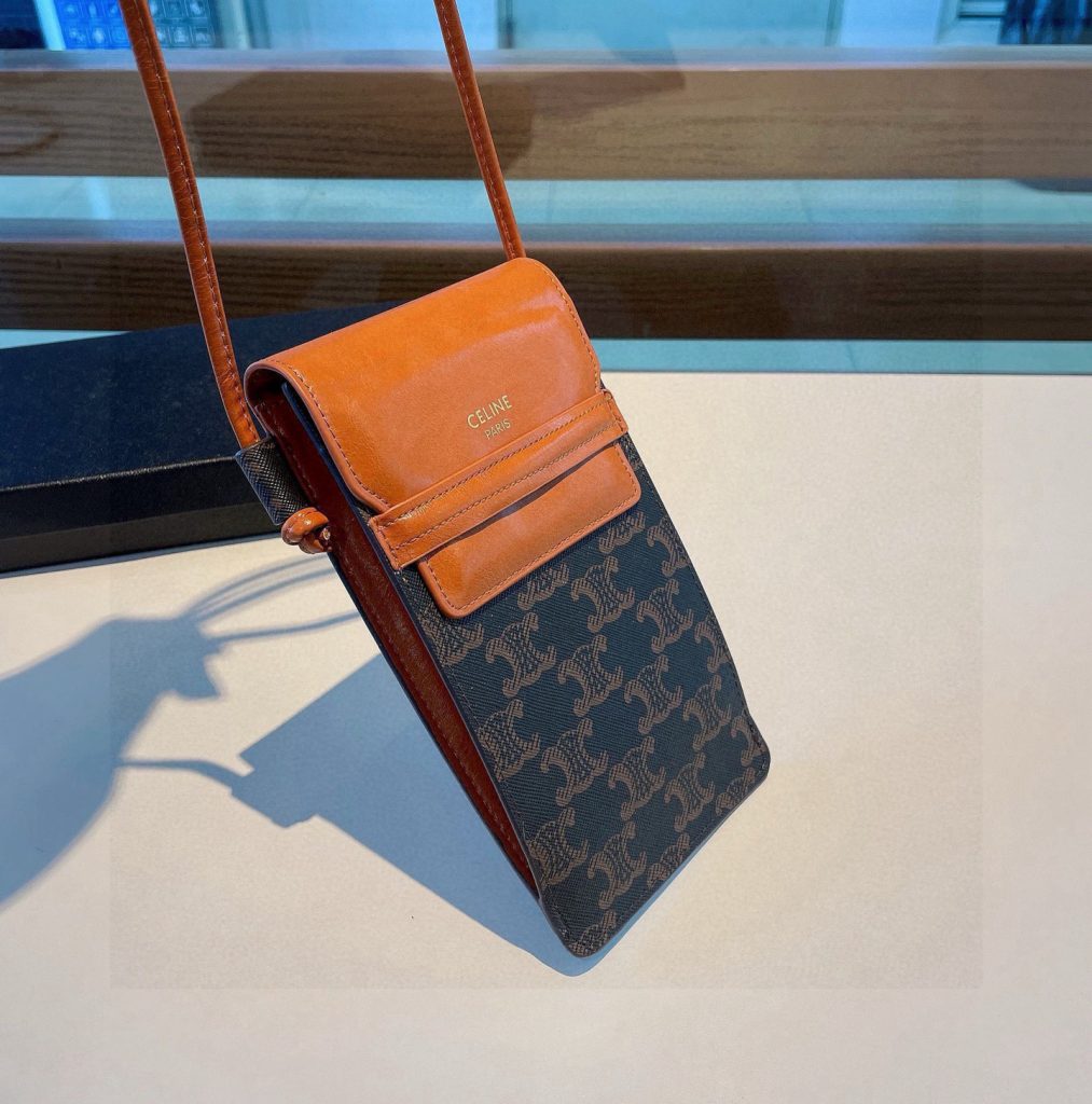 🌟大人気！CELINE（セリーヌ）トリオンフ　フォンポーチ　モバイルショルダーポーチ　ショルダーバッグ 　男女兼用🌟 - 画像 2