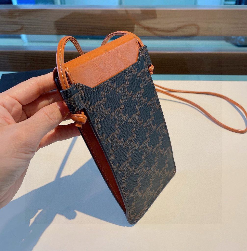 🌟大人気！CELINE（セリーヌ）トリオンフ　フォンポーチ　モバイルショルダーポーチ　ショルダーバッグ 　男女兼用🌟 - 画像 3