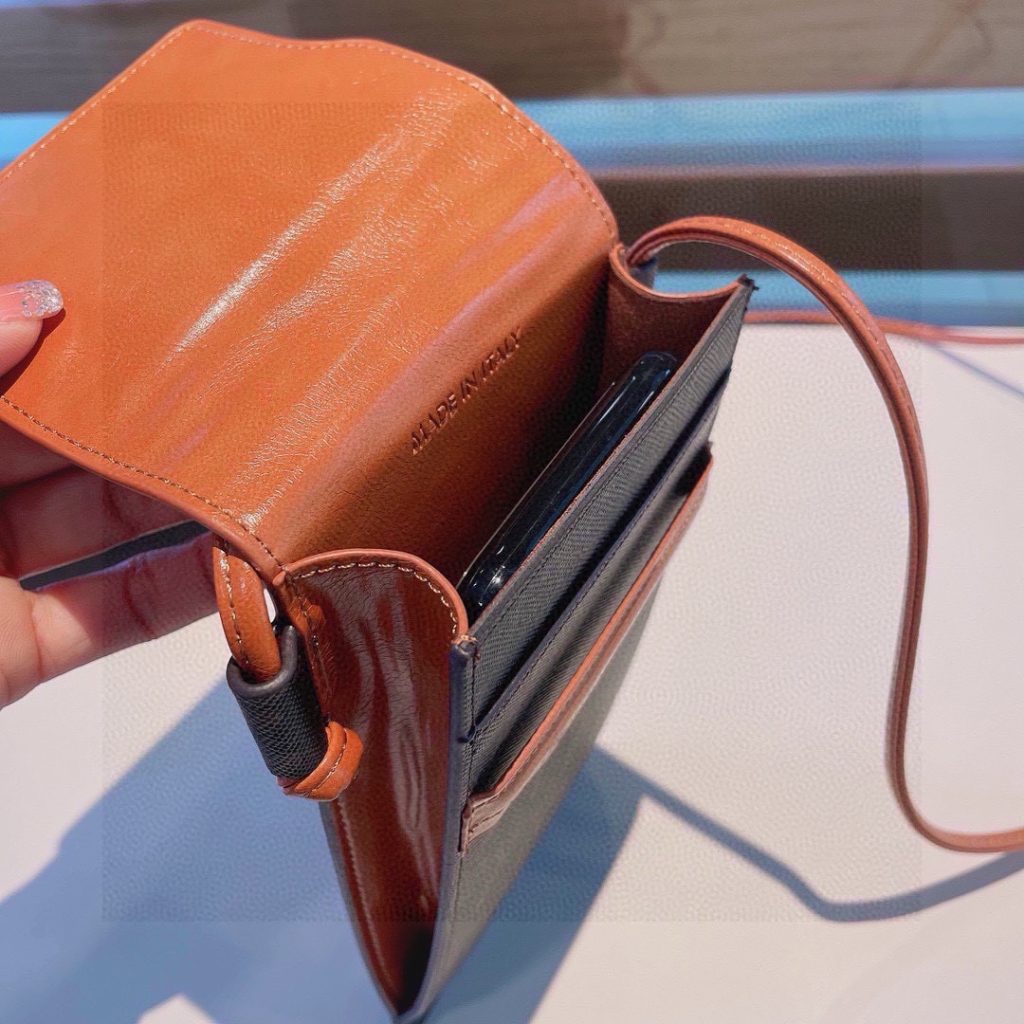 🌟大人気！CELINE（セリーヌ）トリオンフ　フォンポーチ　モバイルショルダーポーチ　ショルダーバッグ 　男女兼用🌟 - 画像 4