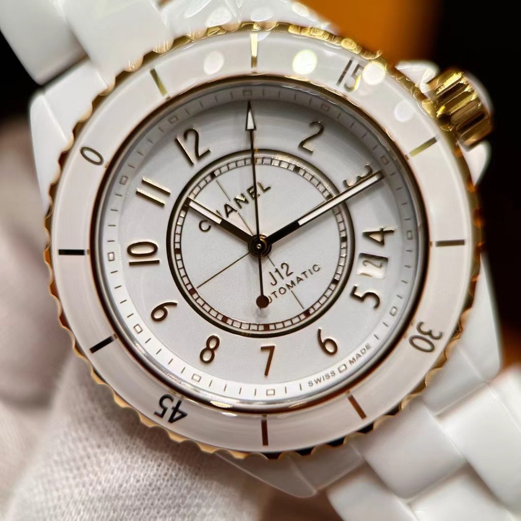 Chanel シャネルシャネル J12 時計⌚️ 高級感✨ 白セラミック&黒金🖤💛 人気モデル 9点画像付き💎 - 画像 2