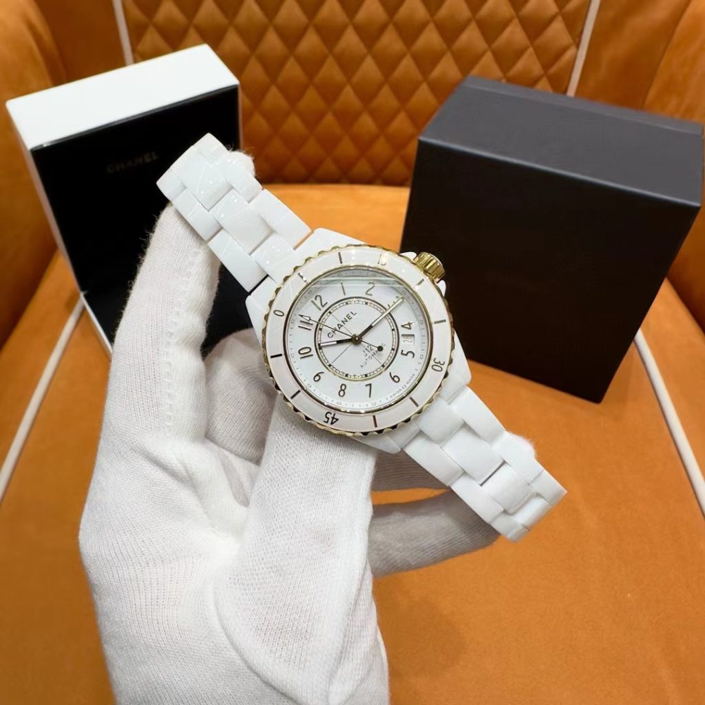 Chanel シャネルシャネル J12 時計⌚️ 高級感✨ 白セラミック&黒金🖤💛 人気モデル 9点画像付き💎 - 画像 3