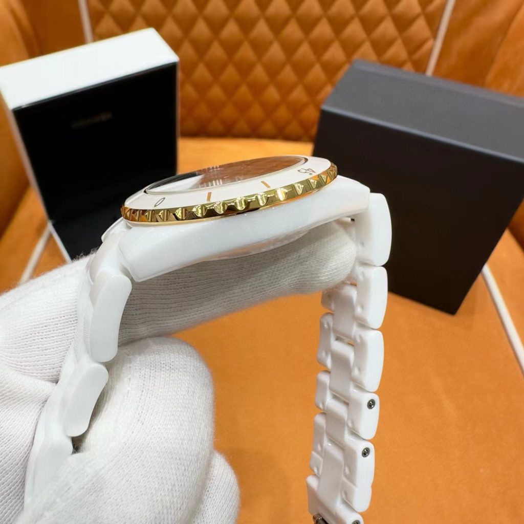 Chanel シャネルシャネル J12 時計⌚️ 高級感✨ 白セラミック&黒金🖤💛 人気モデル 9点画像付き💎 - 画像 4