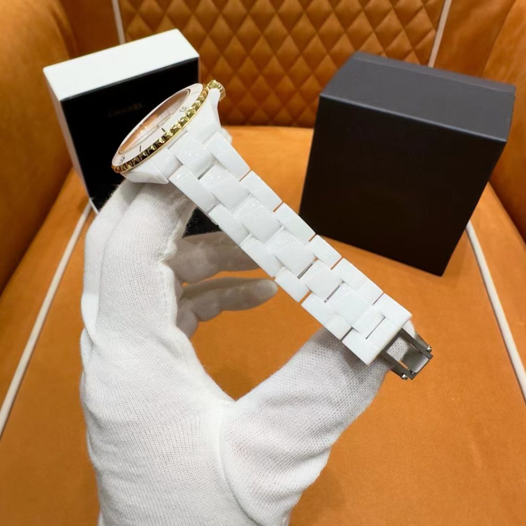 Chanel シャネルシャネル J12 時計⌚️ 高級感✨ 白セラミック&黒金🖤💛 人気モデル 9点画像付き💎 - 画像 5