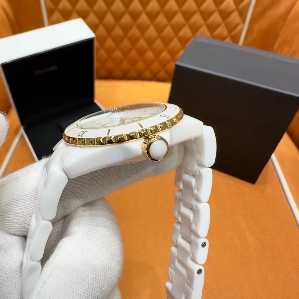 Chanel シャネルシャネル J12 時計⌚️ 高級感✨ 白セラミック&黒金🖤💛 人気モデル 9点画像付き💎 - 画像 6