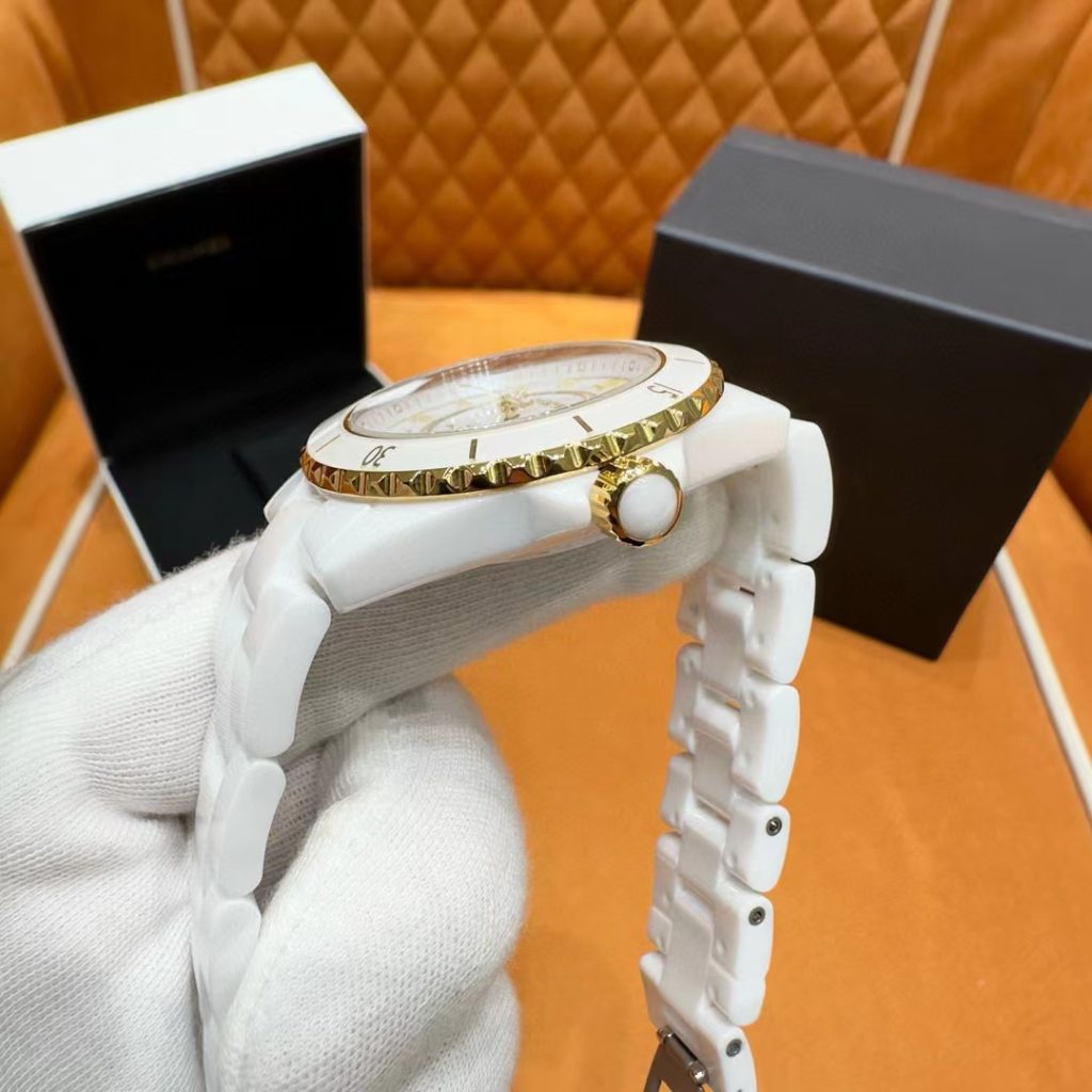 Chanel シャネルシャネル J12 時計⌚️ 高級感✨ 白セラミック&黒金🖤💛 人気モデル 9点画像付き💎 - 画像 7