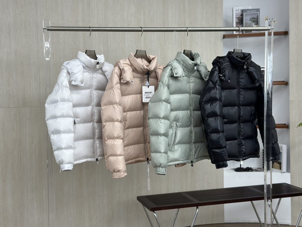 Moncler モンクレール🛍️✨【MONCLER モンクレール ダウンジャケット】大人気!ラグジュアリーなロングコートで冬を暖かく過ごす👢🌨️ - 画像 3
