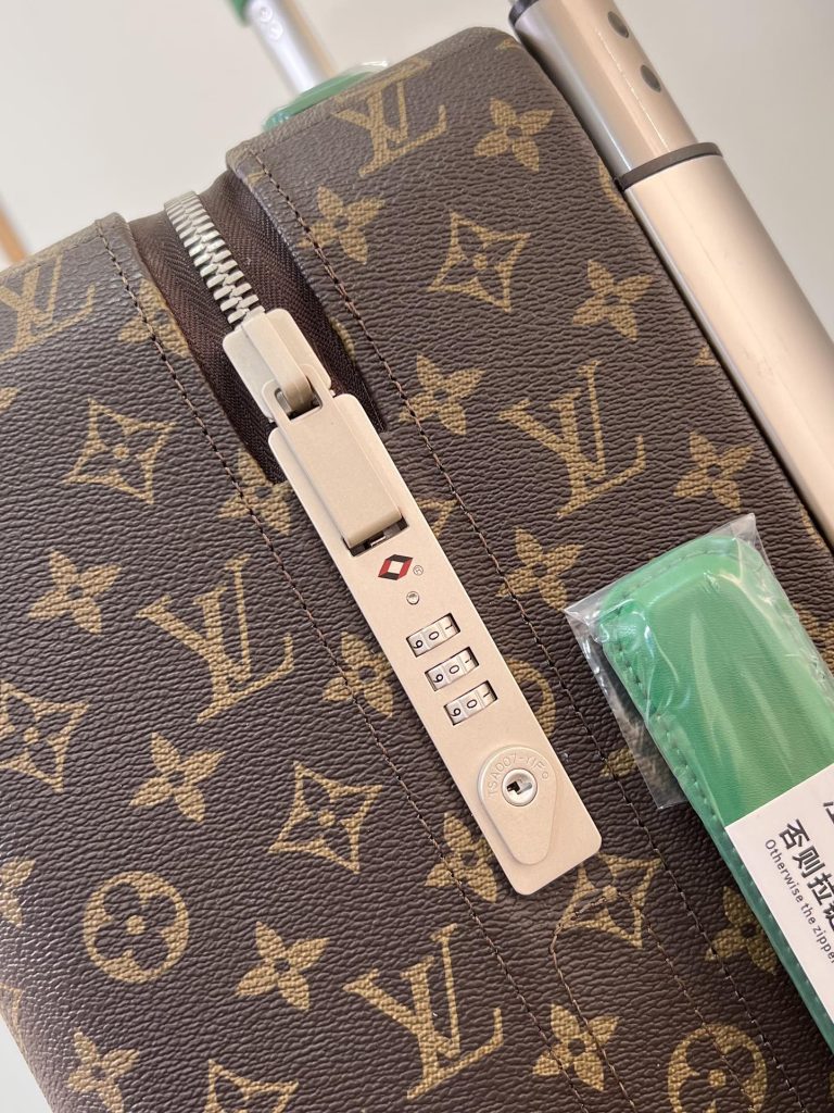 【ルイヴィトン】ホライゾン キャリーバッグ モノグラム帆布 マークニューソン設計 上品なグリーン 高級感溢れる旅行用品 - 画像 6