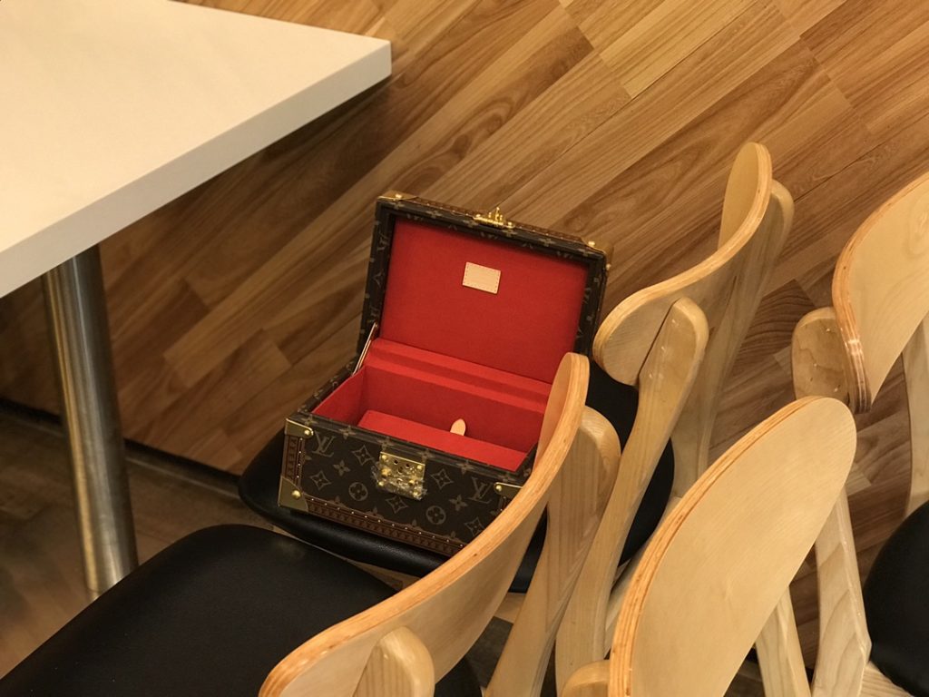 【ルイヴィトン】収納ボックス ミディアムサイズ モノグラム帆布 カラフル内装 上品で高級感のある小物入れ - 画像 7