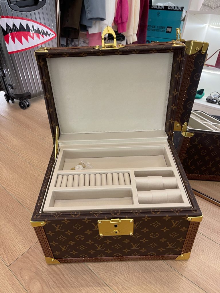 【ルイヴィトン】ハードトランク ジュエリー収納ボックス 金色金属金具 オートロック式 上質な天鹅绒内装 高級感のある逸品 - 画像 2