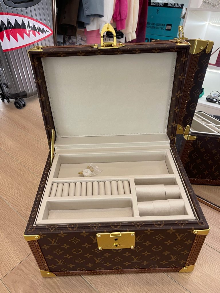 【ルイヴィトン】ハードトランク ジュエリー収納ボックス 金色金属金具 オートロック式 上質な天鹅绒内装 高級感のある逸品 - 画像 4
