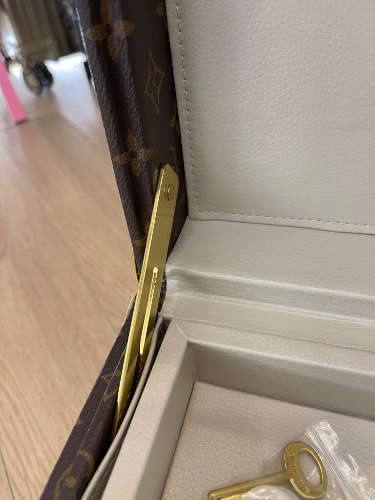 【ルイヴィトン】ハードトランク ジュエリー収納ボックス 金色金属金具 オートロック式 上質な天鹅绒内装 高級感のある逸品 - 画像 5