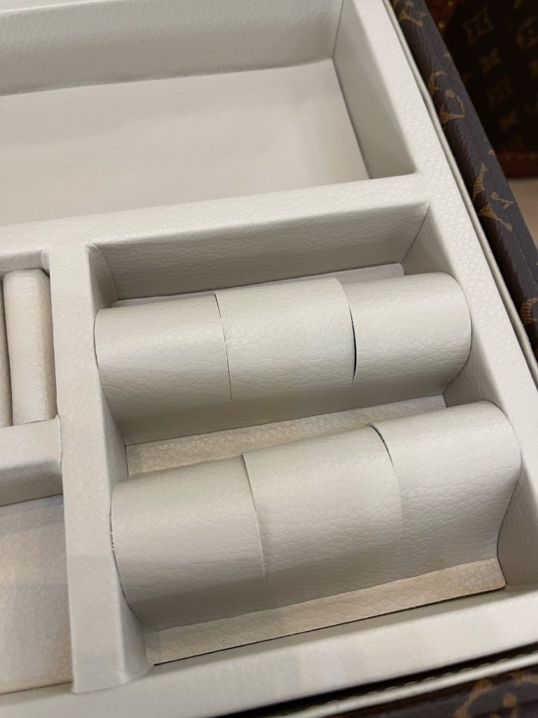 【ルイヴィトン】ハードトランク ジュエリー収納ボックス 金色金属金具 オートロック式 上質な天鹅绒内装 高級感のある逸品 - 画像 7