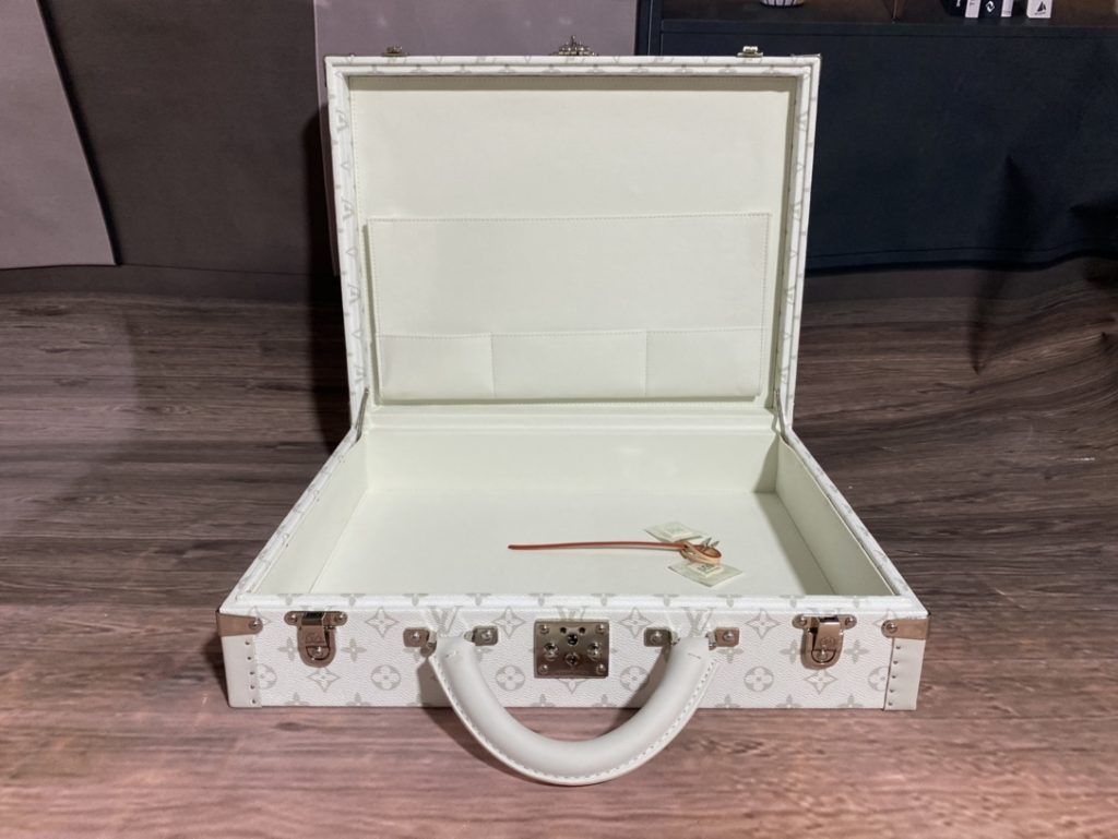 【ルイヴィトン】トランク型 小物収納ボックス モノグラム 白花模様 上品な雰囲気 高級感のある逸品 - 画像 4
