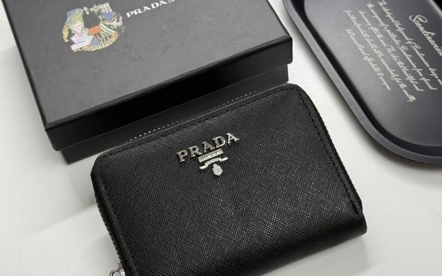 通勤目線で見るPradaの財布の印象