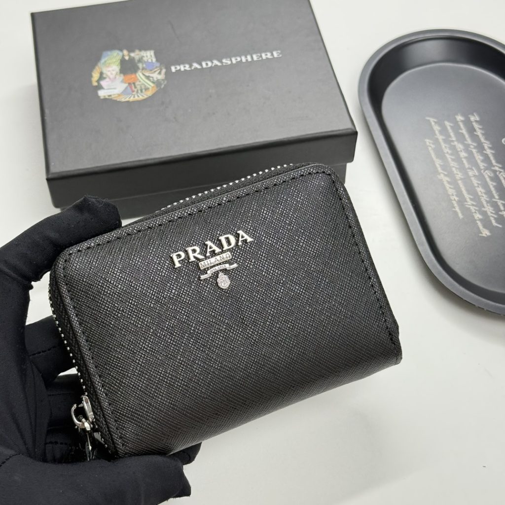 プラダ モノグラムキャンバス 上品な長財布 レディース向け ギフトにも最適 - 画像 2