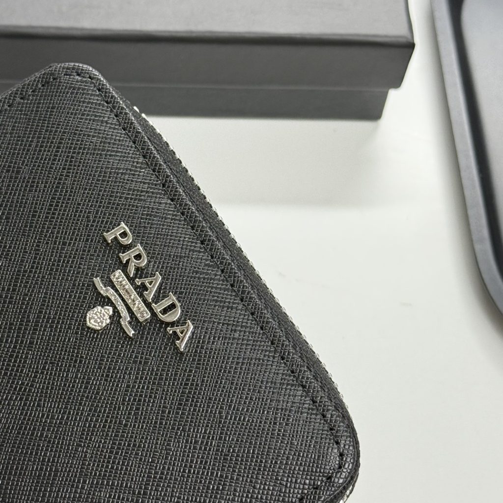プラダ モノグラムキャンバス 上品な長財布 レディース向け ギフトにも最適 - 画像 6
