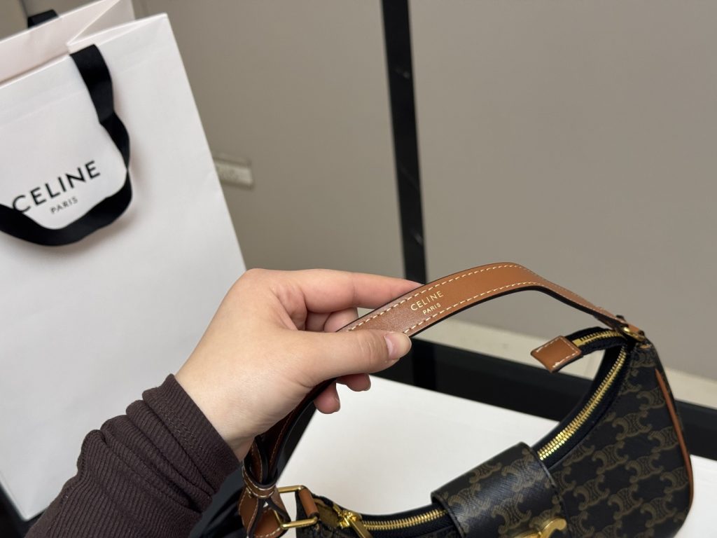 セリーヌ ショルダーバッグ 上質なモノグラムキャンバスと落ち着いたブラウン 大人女性に似合う長く愛用できる定番モデル - 画像 3